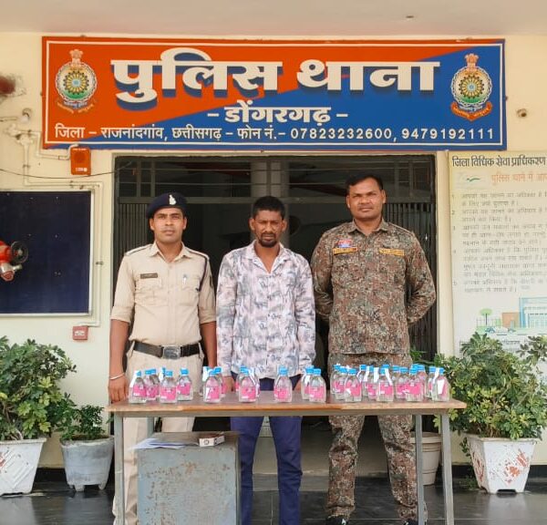 आबकारी एक्ट के तहत पुलिस लगातार कर रही कार्यवाही देशी प्लेन शराब के साथ आरोपी गिरफ्तार