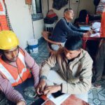 बांग्लादेशी घुसपैठियों की सघन जांच के दौरान पुलिस फिंगरप्रिंट लेकर संदिग्ध लोगों से कर रही पूछताछ