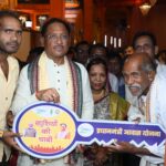 मुख्यमंत्री ने दोकड़ा में प्रधानमंत्री आवास योजना के हितग्राही संतु चक्रेस को चाबी देकर कराया गृह प्रवेश