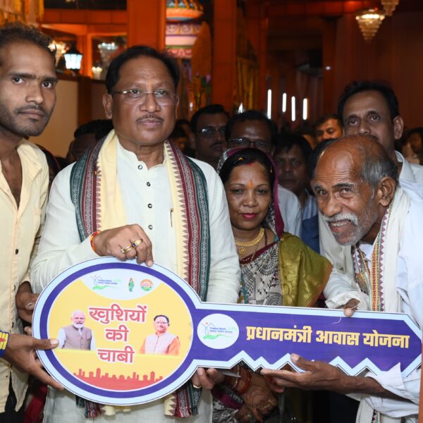 मुख्यमंत्री ने दोकड़ा में प्रधानमंत्री आवास योजना के हितग्राही संतु चक्रेस को चाबी देकर कराया गृह प्रवेश