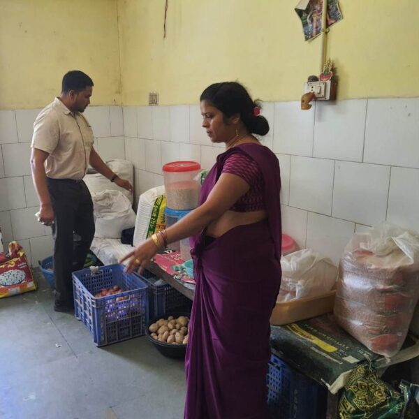 खाद्य सुरक्षा विभाग के अधिकारियों ने जिला अस्पताल कैंटीन का किया औचक निरीक्षण