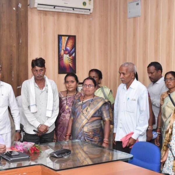 कलेक्टर ने गंभीरतापूर्वक जनसामान्य की सुनी शिकायत एवं समस्याएं