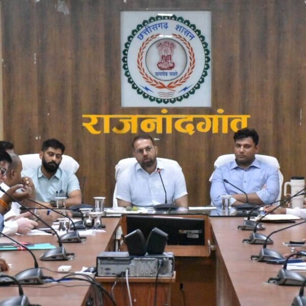 योग को अपने दैनिक जीवन में शामिल करने के लिए नागरिकों को करें अधिक से अधिक प्रेरित : कलेक्टर