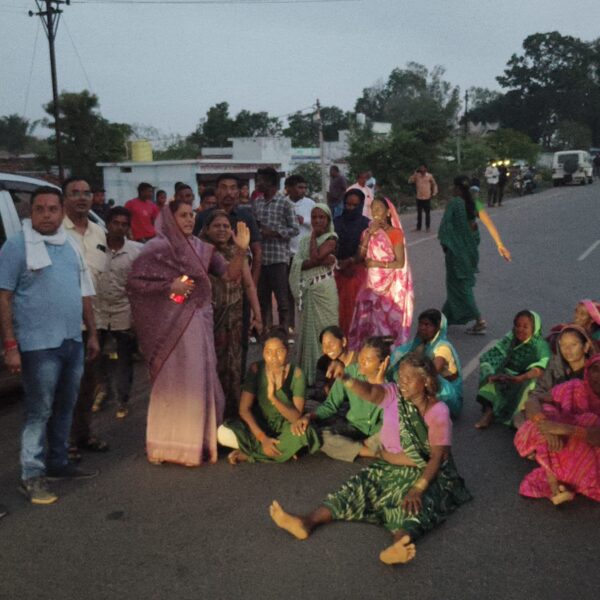 पुर्व विधायक संग ग्रामीणों ने मासूम बच्चे को न्याय के लिए नेशनल हाईवे 53 में किया चक्काजाम…