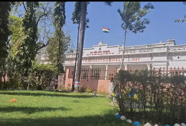 मूर्ति को क्षतिग्रस्त करने वाले अज्ञात व्यक्ति पर निगम ने कराई एफ.आई.आर दर्ज….