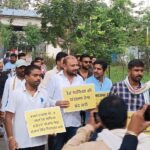 रेत माफियाओं को संरक्षण देने को लेकर निखिल द्विवेदी ने अपने साथियों के साथ पुलिस अधीक्षक कार्यालय में शांतिपूर्वक मौन धरना दिया…..