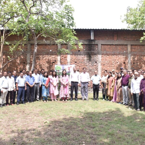 एक पेड़ माँ के नाम अभियान अंतर्गत कलेक्टर एवं उनकी पत्नी ने कलेक्टोरे परिसर में किया नीम का पौधारोपण….