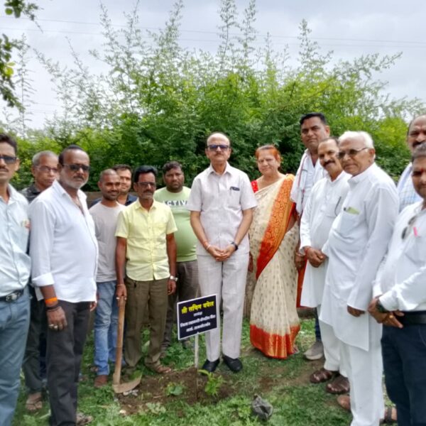 एक पेड़ मॉ के नाम अभियान के अंतर्गत जिला सहकारी बैंक के अध्यक्ष सचिन बघेल ने ढाबा सोसाइटी धान खरीदी केंद्र में किया वृक्षा रोपण….