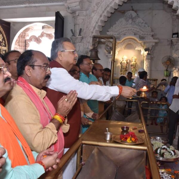 मां बम्लेश्वरी मंदिर पहुंचकर विधानसभा अध्यक्ष ने प्रदेशवासियों की सुख-समृद्धि एवं खुशहाली की कामना की