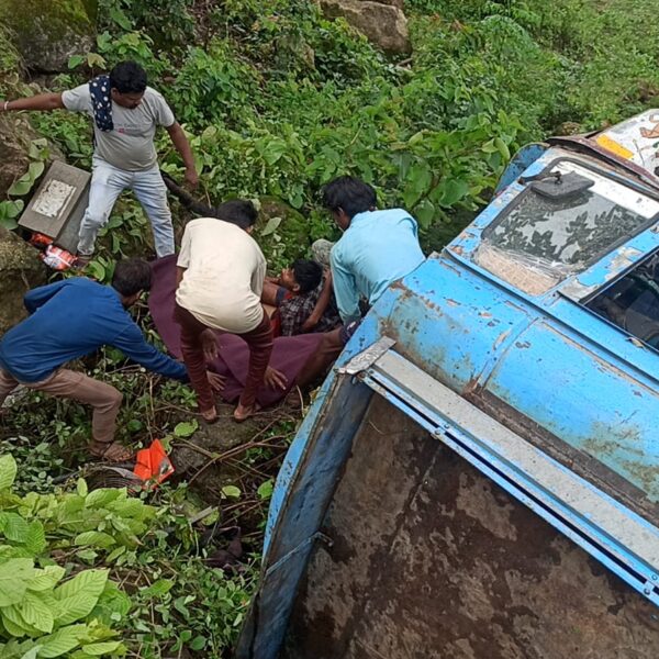 60 फीट खाई में गिरी ट्रक 6 की मौत, 4 की हालत गंभीर……