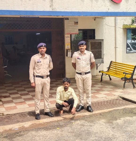 प्रार्थी से शराब पीने के पैसे की मांग करने वाले तीसरे फरार आरोपी को पुलिस ने किया गिरफ्तार…..