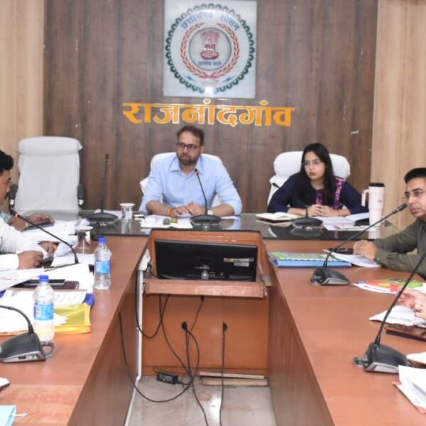 ग्रामीण कृषि विस्तार अधिकारी फिल्ड में दौरा कर कृषकों की समस्याओं का प्राथमिकता से करें निराकरण – कलेक्टर….