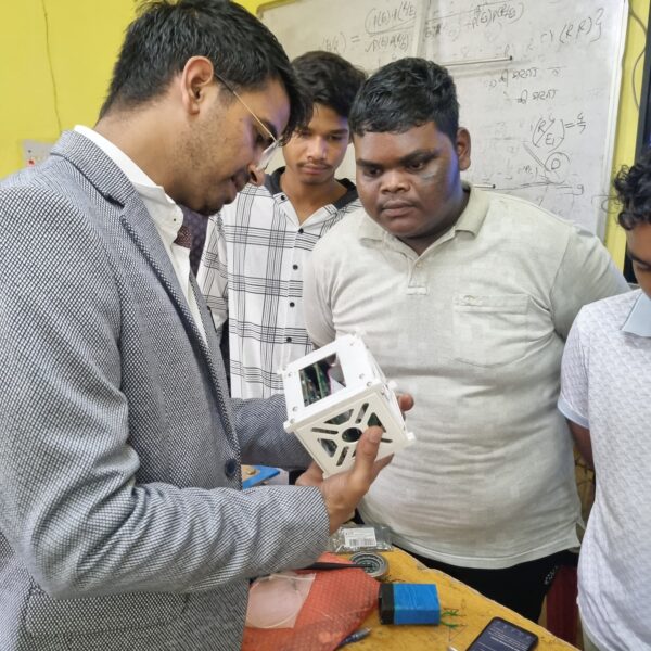 जशपुर में स्टूडेंट सैटेलाइट ट्रेनिंग वर्कशॉप में विद्यार्थी सीख रहे हैं सैटेलाइट की बारीकियां…..