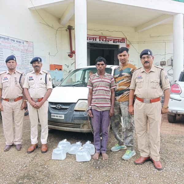 अवैध शराब परिवहन करने वाले पर बड़ी कार्यवाही, कपड़ा बिक्री की आड़ में शराब परिवहन करने वाला 35 लीटर कच्ची महुआ दारू के साथ गिरफ्तार……