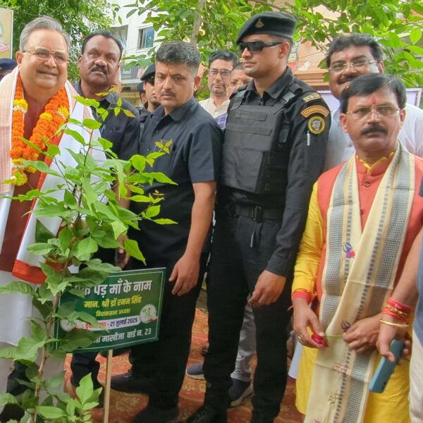 विधानसभा अध्यक्ष डॉ. रमन सिंह ने लालबाग राजनांदगांव में एक पेड़ मां के नाम अभियान अंतर्गत किया पौधरोपण…..