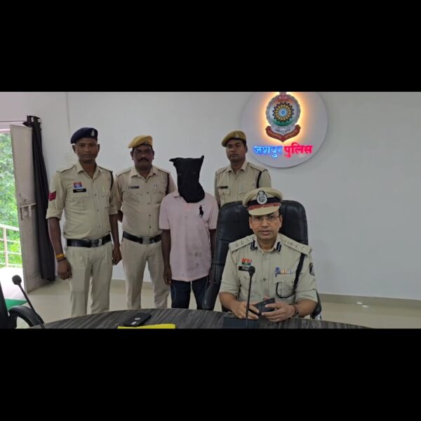 हत्या एवं लूट के फरार शातिर आरोपी को पुलिस द्वारा तीसरे प्रयास में झारखंड से पकड़ने में मिली सफलता…..