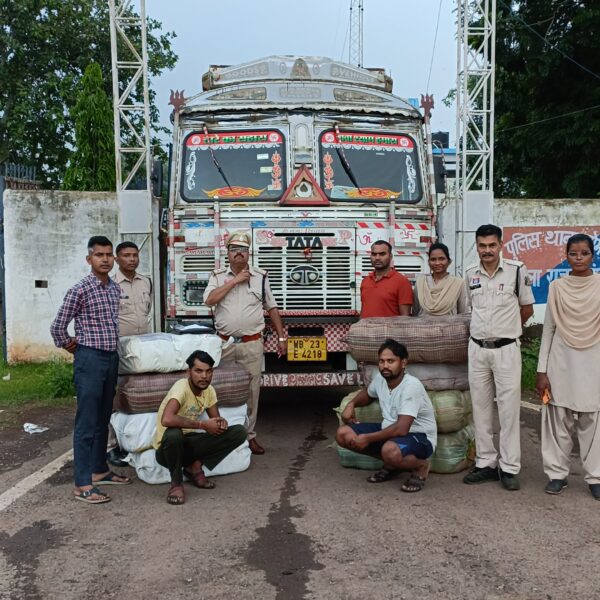 अंतर राज्यीय गांजा तस्करी पर पुलिस की बड़ी कर्यवाही, दो आरोपी गिरफ्तार साथ ही आरोपियों के कब्जे से 215 किलो गांजा तथा परिवहन में प्रयुक्त ट्रक को पुलिस ने किया जप्त……