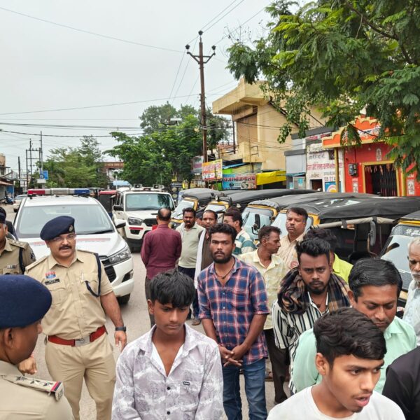 यातायात पुलिस द्वारा शहर में संचालित ऑटो/ई-रिक्शा वाहनों एवं चालकों का किया गया सत्यापन…..