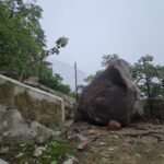 मां बमलेश्वरी पहाड़ी से सीढिओ पर आ गिरी विशाल चट्टान, ब्लास्टिंग और कटाई पर उठे सवाल…..