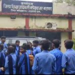 स्कूल में शिक्षकों की कमी : शिक्षक देने की मांग लेकर पहुंचे छात्रों को DEO ने धमकाया, बोले- जो करना है कर लो, नहीं करूंगा काम…