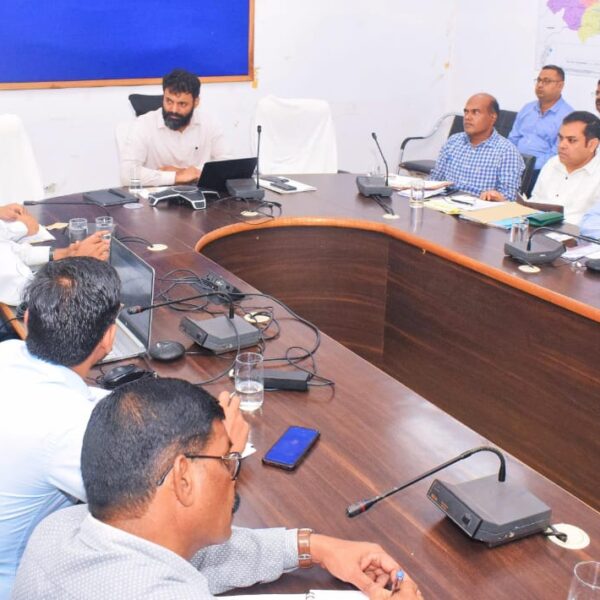 स्कूली बच्चों के जाति प्रमाण पत्र निर्माण हेतु धरती आबा ग्रामों में विशेष अभियान चलाने कलेक्टर ने दिए निर्देश……