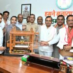 राष्ट्रीय हथकरघा दिवस पर बुनकर समाज के प्रतिनिधिमडल ने मुख्यमंत्री को करघा भेंटकर किया अभिनंदन…..