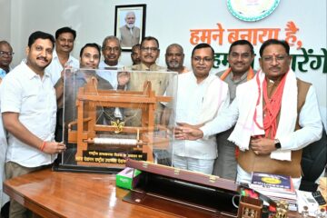 राष्ट्रीय हथकरघा दिवस पर बुनकर समाज के प्रतिनिधिमडल ने…