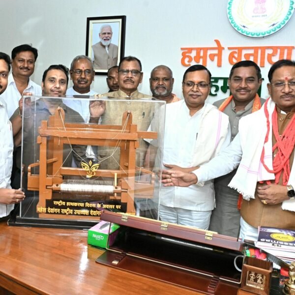 राष्ट्रीय हथकरघा दिवस पर बुनकर समाज के प्रतिनिधिमडल ने मुख्यमंत्री को करघा भेंटकर किया अभिनंदन…..