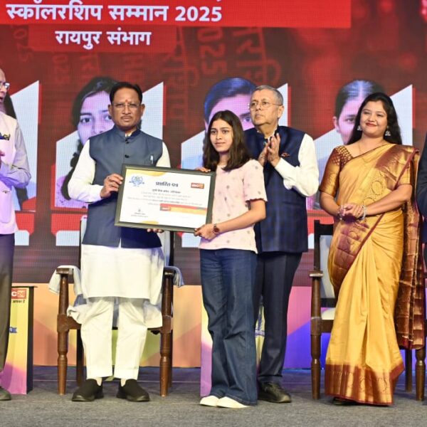 मुख्यमंत्री ने आईबीसी 24 स्वर्ण शारदा स्कॉलरशिप 2025 प्रदेश की मेधावी बेटियों को किया सम्मानित…..