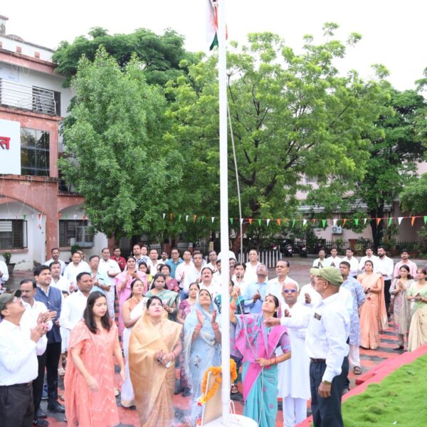 जिला पंचायत अध्यक्ष श्रीमती किरण वैष्णव ने जिला पंचायत परिसर में किया ध्वजारोहण….