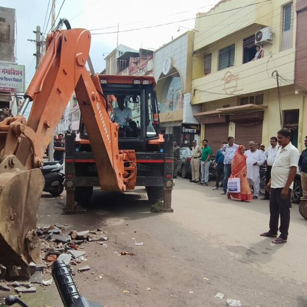 अतिक्रमण तोडू दस्ता पहुंचा कामठी लाईन एवं हलवाई लाईन….