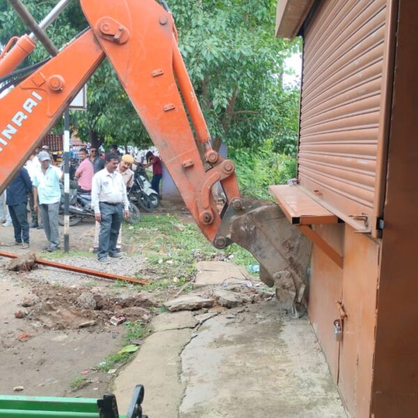 जीई रोड में चला अतिक्रमण हटाव अभियान, आज मनोकामना से आशा नगर चैक तक चली जेसीबी……