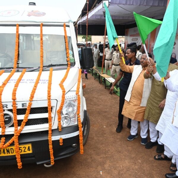 रायपुर जिला प्रशासन द्वारा सुशासन को लेकर की जा रही अभिनव पहल, सुशासन एक्सप्रेस रथ घर-घर पहुंच रही शासन की सेवाएं…..