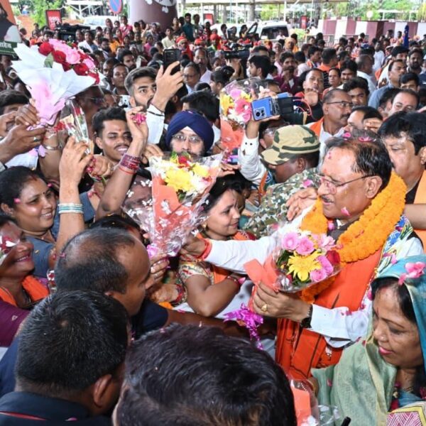 जापान और दक्षिण कोरिया के सफल विदेश दौरे से वापस लौटे मुख्यमंत्री श्री साय, एयरपोर्ट पर हुआ भव्य स्वागत, कर्मा-पंथी नृत्यों से सराबोर रहा एयरपोर्ट परिसर…..