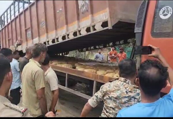 पुष्पा स्टाइल में गांजा तस्करी करने की कोशिश को पुलिस ने किया नाकाम, 50 लाख के अवैध गांजा जब्त…..