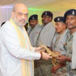 कर्रेगुट्टालु पहाड़ी पर ‘ऑपरेशन ब्लैक फॉरेस्ट’ को सफलतापूर्वक अंजाम देने वाले सीआरपीएफ, छत्तीसगढ़ पुलिस, डीआरजीऔर कोबरा के जवानों से केन्द्रीय गृह एवं सहकारिता मंत्री अमित शाह ने भेंट कर किया सम्मानित…..