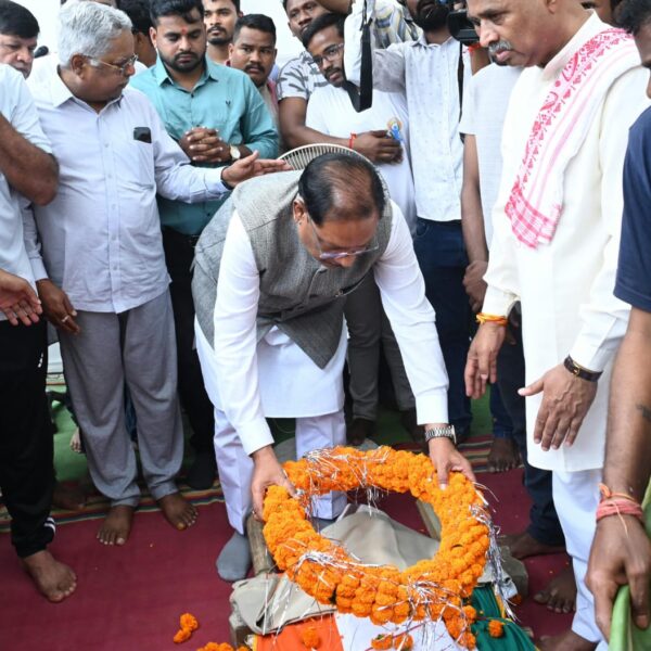 मुख्यमंत्री ने पूर्व प्रांत प्रचारक श्रद्धेय श्री शांताराम जी को पुष्पचक्र अर्पित कर दी श्रद्धांजलि…..