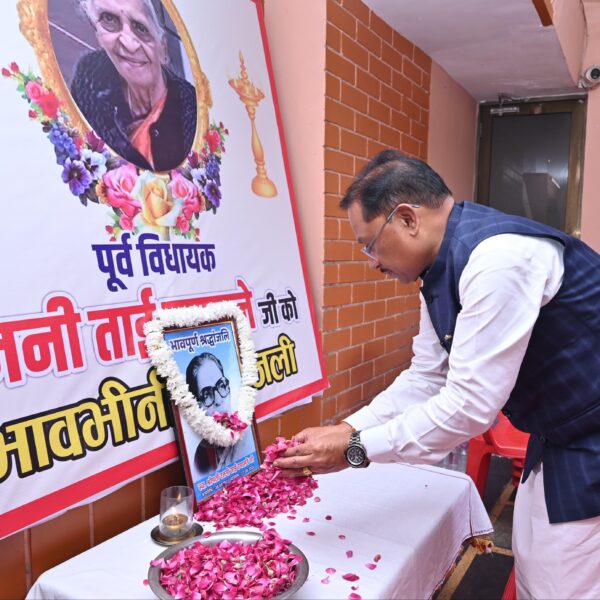 मुख्यमंत्री ने रायपुर की पहली महिला विधायक स्वर्गीय रजनी ताई उपासने के निवास पहुंचकर अर्पित की श्रद्धांजलि…..
