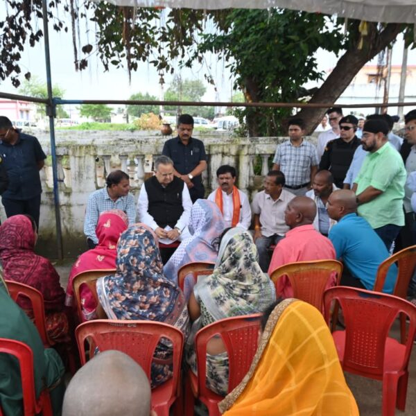 विधानसभा अध्यक्ष ने बजरंगपुर-नवागांव हत्या प्रकरण में पीडि़त परिवारों से मुलाकात की और उन्हें दी सांत्वना…..