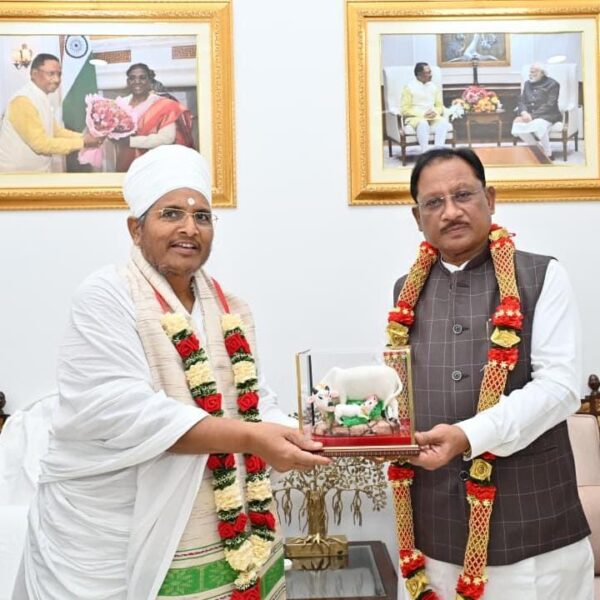 मुख्यमंत्री से पूज्य संत श्री असंग देव जी ने की सौजन्य भेंट….