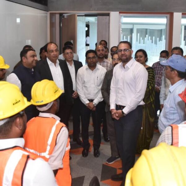 शासन जनसामान्य एवं श्रमिकों के स्वास्थ्य के लिए संवेदनशीलता के साथ कर रही कार्य : कलेक्टर