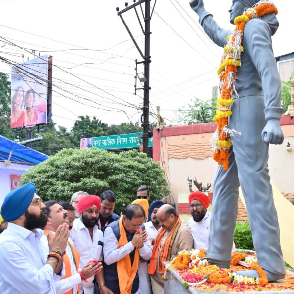 मुख्यमंत्री ने अमर शहीद भगत सिंह की प्रतिमा पर माल्यार्पण कर किया नमन…..