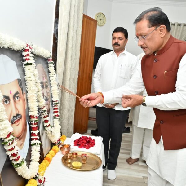 मुख्यमंत्री ने राष्ट्रपिता महात्मा गांधी और पूर्व प्रधानमंत्री  लाल बहादुर शास्त्री को उनकी जयंती पर किया नमन….