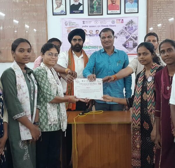 महापौर ने किया सफाई मित्र, स्वच्छता दीदीयों, ओमेन फार ट्री की महिलाओ, एन.एस.एस. के विद्यार्थी एवं संत निरंकारी मण्डल के पदाधिकारियो का सम्मान……