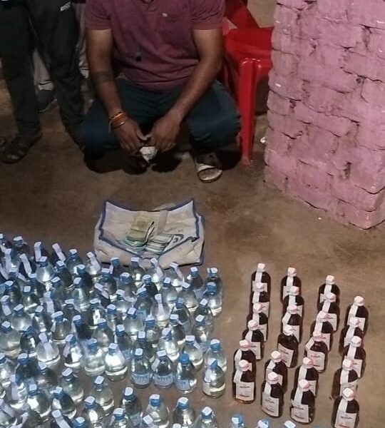 अवैध शराब बेचने वाले ढाबा संचालक को किया गया गिरफ्तार….