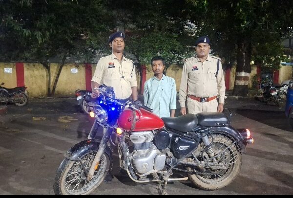 चोरी की बुलेट मोटर सायकल के साथ पकड़ा गया चोर  भेजा गया जेल…..