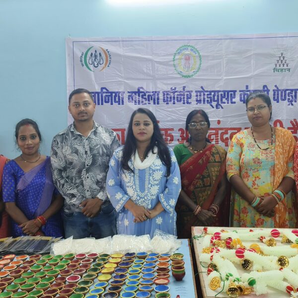 दीयों और पूजा सामग्री के बिक्री से समूह की महिलाएं हो रही समृद्ध, 1.11 लाख रूपये की कर चुकी हैं बिक्री….