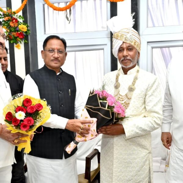 मुख्यमंत्री ने भेंट कर धर्मगुरु गुरु बालदास साहेब जी को जन्मदिन की दी शुभकामनाएं….