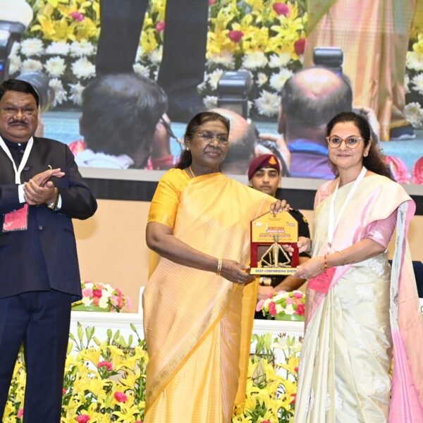 राष्ट्रपति श्रीमती द्रौपदी मुर्मू ने धरती आबा’ में उत्कृष्ट प्रदर्शन के लिए कलेक्टर श्रीमती चंदन त्रिपाठी को किया सम्मानित….
