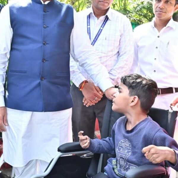 पैरों से चित्र उकेरने वाली पूनम बिटिया के जीवन में मुख्यमंत्री ने भरी नई उम्मीद — अब विशेष विद्यालय में मिलेगा शिक्षण और छात्रवृत्ति…..